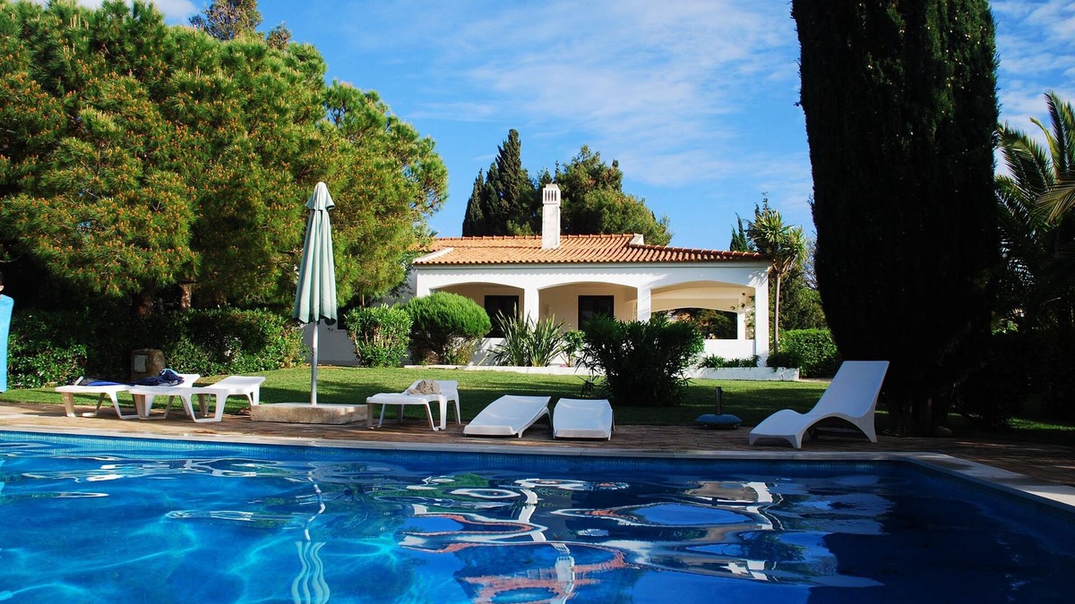 Vale de Covo Villa | Cliff top villa set in a luxuriant garden with sea view