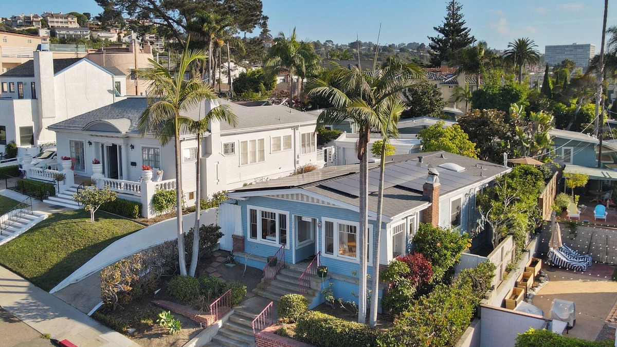 Village of La Jolla House | Cliff View by AvantStay | Hot Tub + Fire Pit | 1 block from Downtown La Jolla