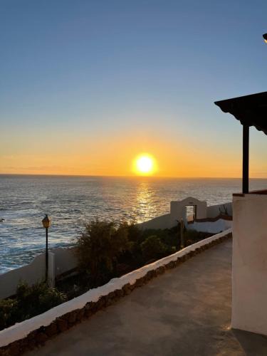 Galdar House | Cliffs Edge