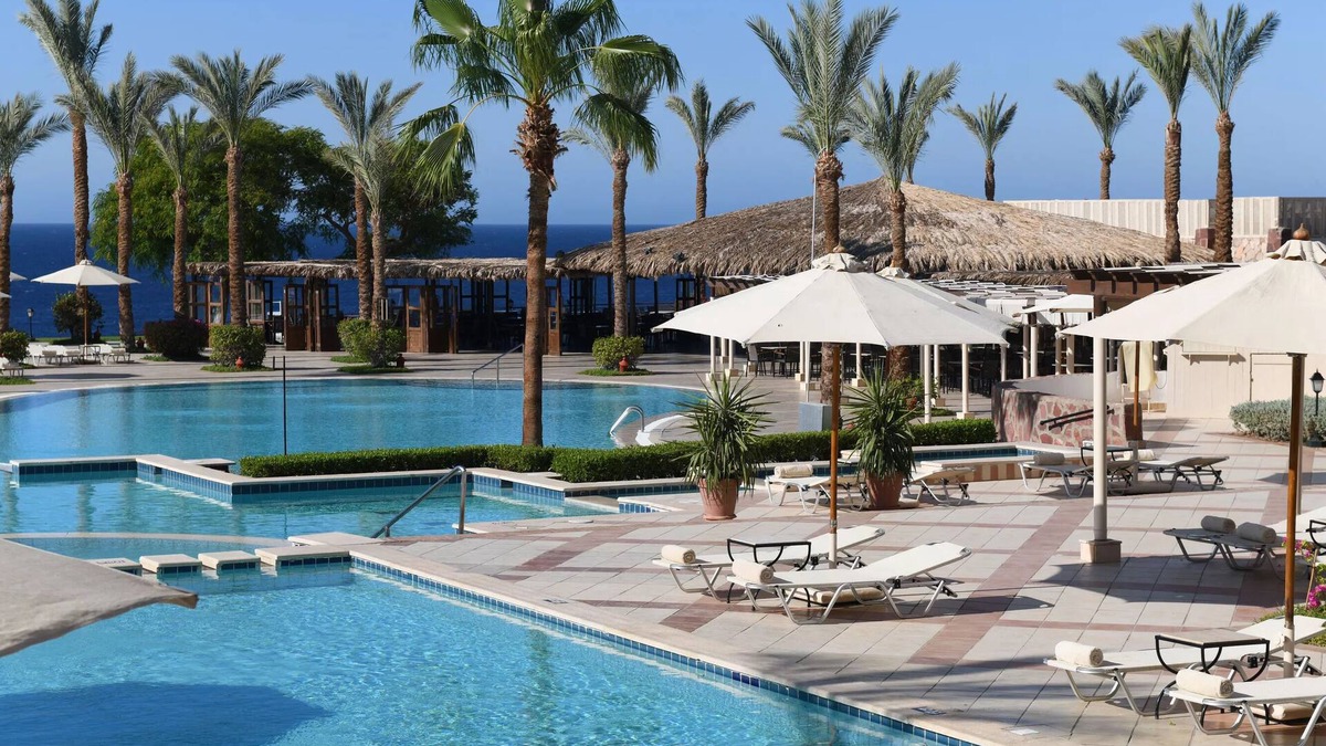 El Hadaba Hotel | Cliffside Family Resort | 4 Relaxing Rooms, Beach, Pools & All-Day Fun