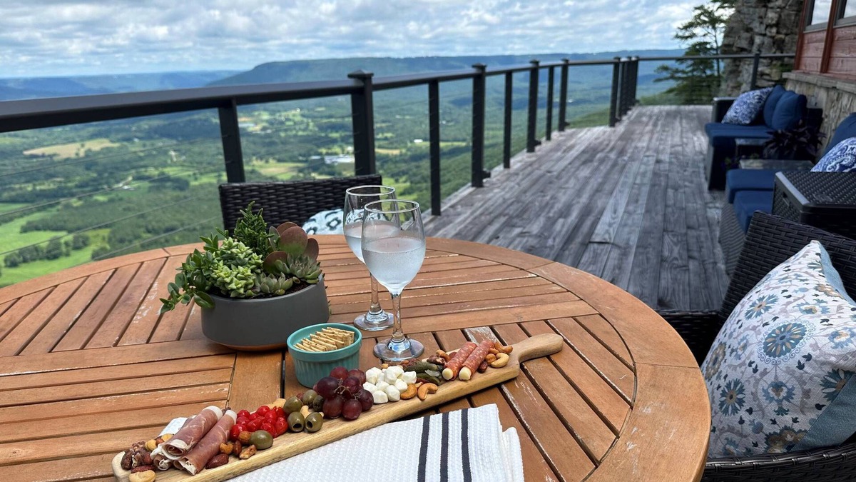 Menlo Cabin | Cliffside 1BR Cabin | Unique | Luxury | Romantic | Modern | Hot Tub & Stunning Views | Lookout Mtn