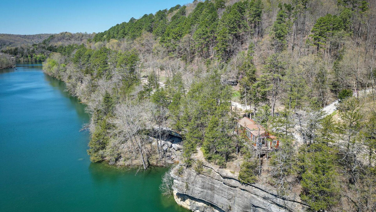 Eureka Springs Cabin | Cliffside Eureka Springs Cabin w/Beaver Lake View