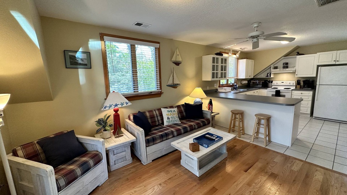 Colington Apartment | Cliffside Retreat: On Roanoke Sound