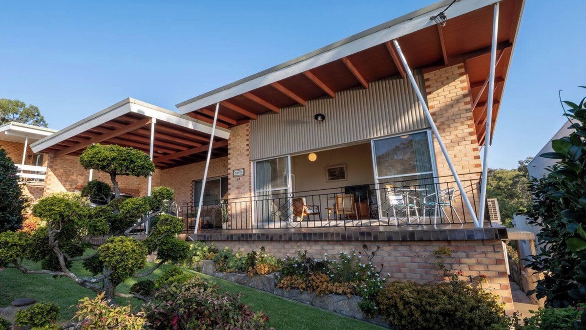 Tathra House | Clifftop- Amazing beach, coast + ocean views.