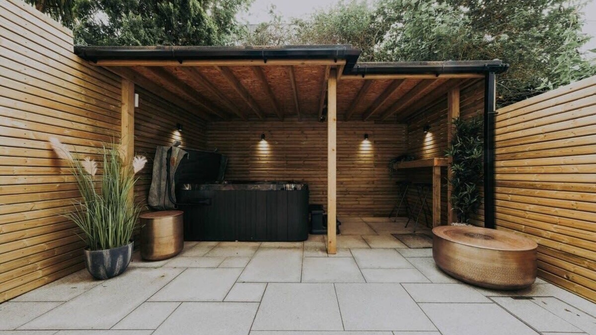 Clifton Apartment | Clifton 32 - Garden Apartment with Hot Tub - Hopewell
