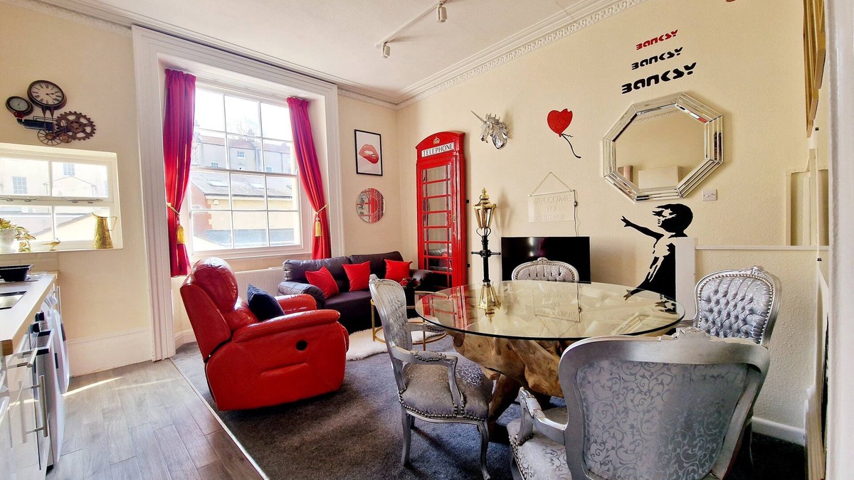 Clifton Apartment | Clifton Banksy Themed Period Flat, Parking x 1, Garden