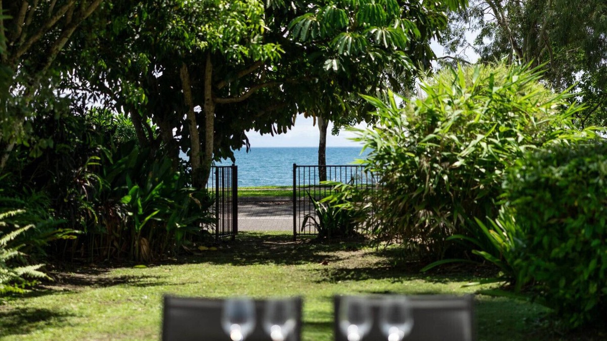 Clifton Beach Apartment | Clifton Beach Waterfront 2BR Stylish Home