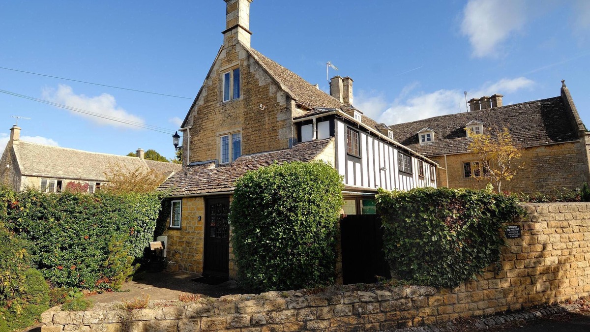 Bourton Cottage | Cloisters Cottage in Bourton-on-the-water With Off Road Park For Two Cars
