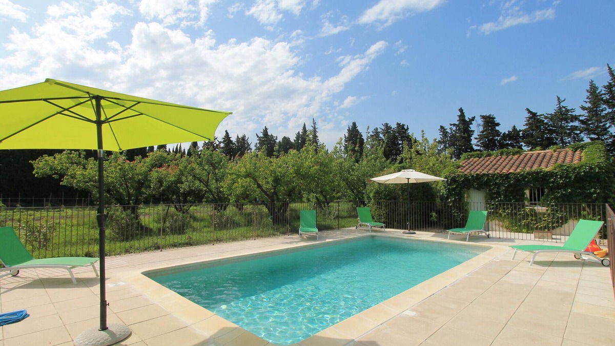 Graveson House | Clos Christol B is a beautiful holiday home for 7 people with private pool in Graveson, Provence.