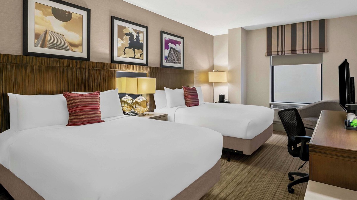Downtown Baltimore Hotel | Close to All the Action! Steps from Inner Harbor and MT Bank Stadium