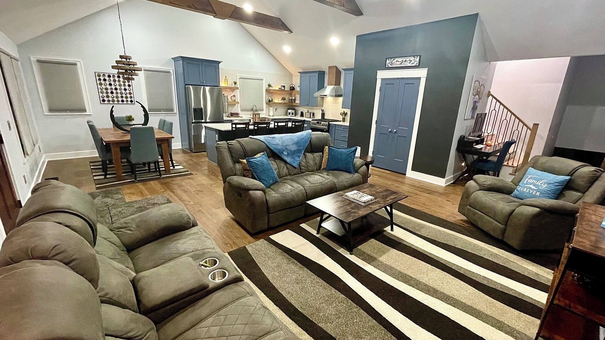 Eastwood House | Close To All The Action!