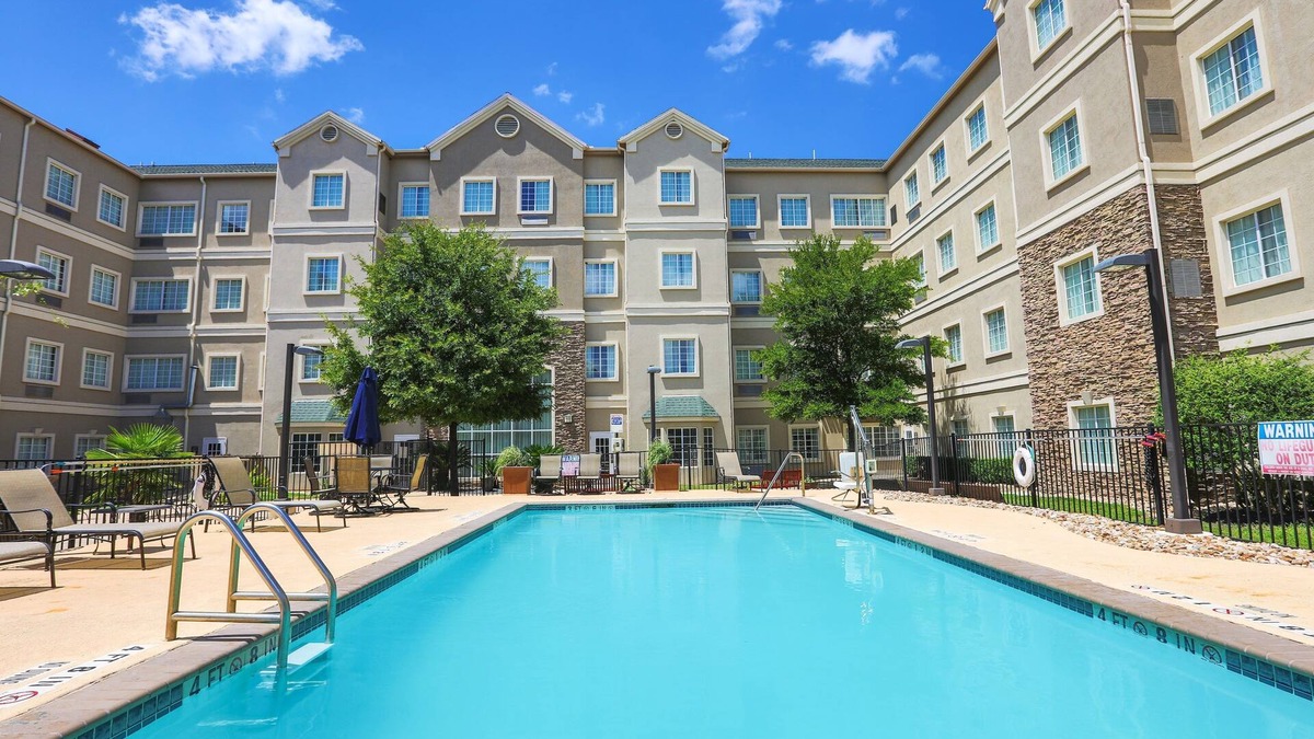 Montopolis Condo | Close to Austin Airport | Free Breakfast + Outdoor Pool + Free Wi-Fi