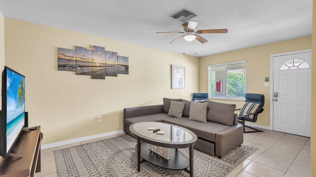 Indian Rocks Beach Condo | 🏖️Close to Beach🌴Public Park Across the Street🐬Indian Oaks #15 - Sun and Fun
