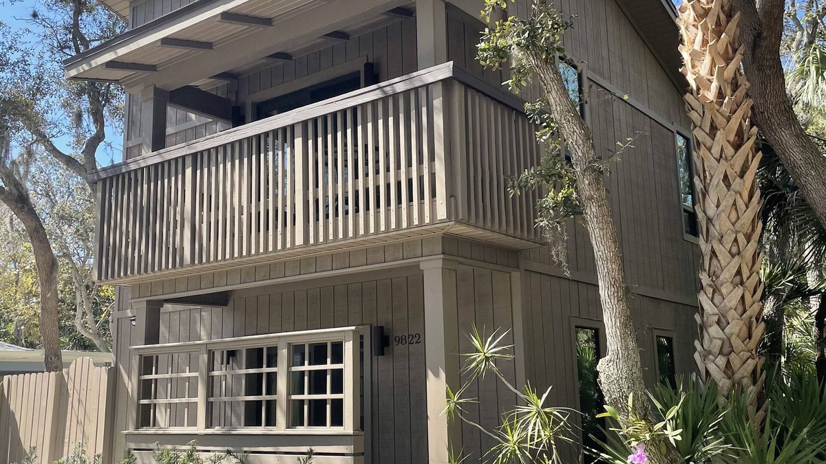 Seminole Cottage | Close to Beaches, quiet and private new guest house - full kitchen, deck & patio