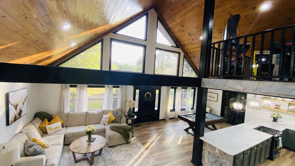 Hampstead House | Close to Beaches, Renovated, Self Check-In & Firepit