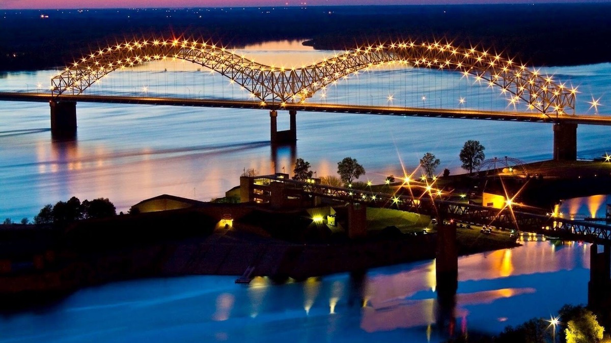 Downtown Memphis House | Close to Beale- private garage- roof top deck-videogames