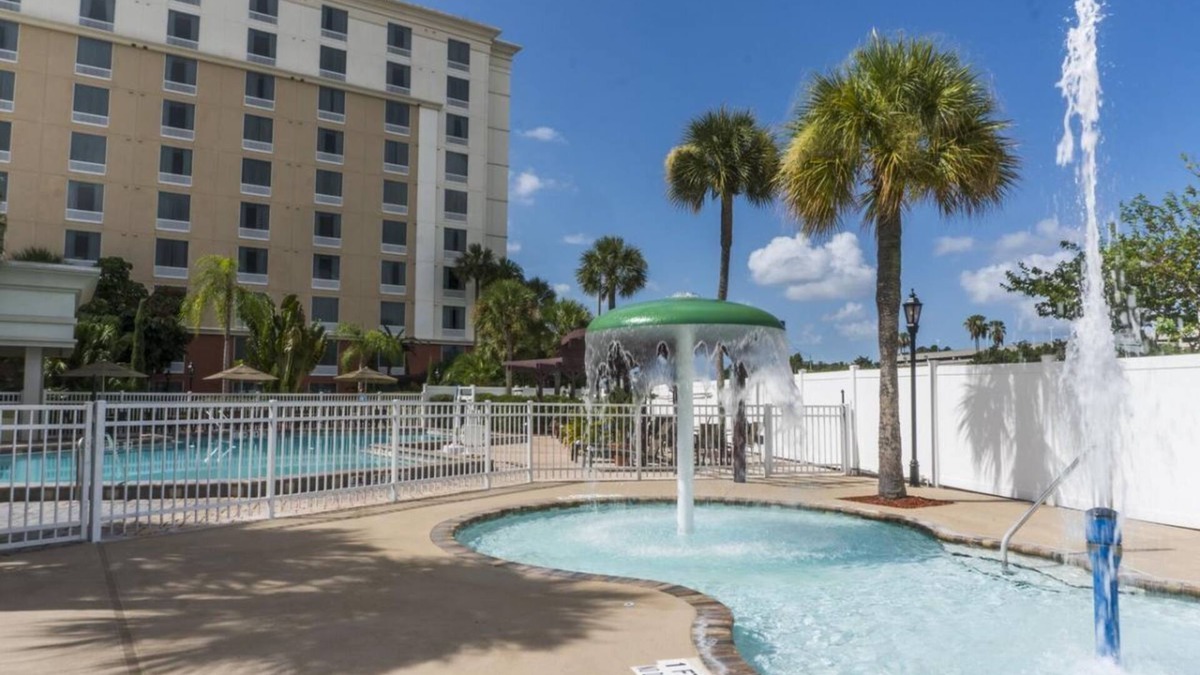 Florida Center Hotel | Close to Best Attractions in Town! Convenient Room, Onsite Parking, Pool!