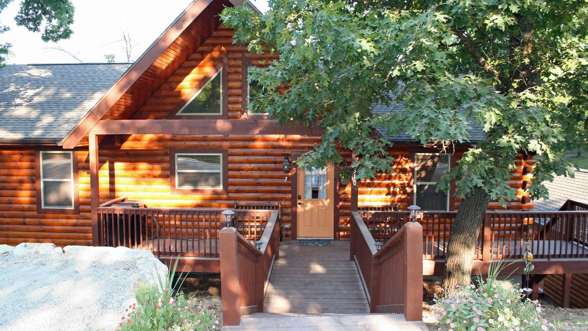 Branson Cedars Cabin | Close to Big Cedar Lodge & Thunder Ridge, 12 min to Branson Strip, Hot Tub, WIFI