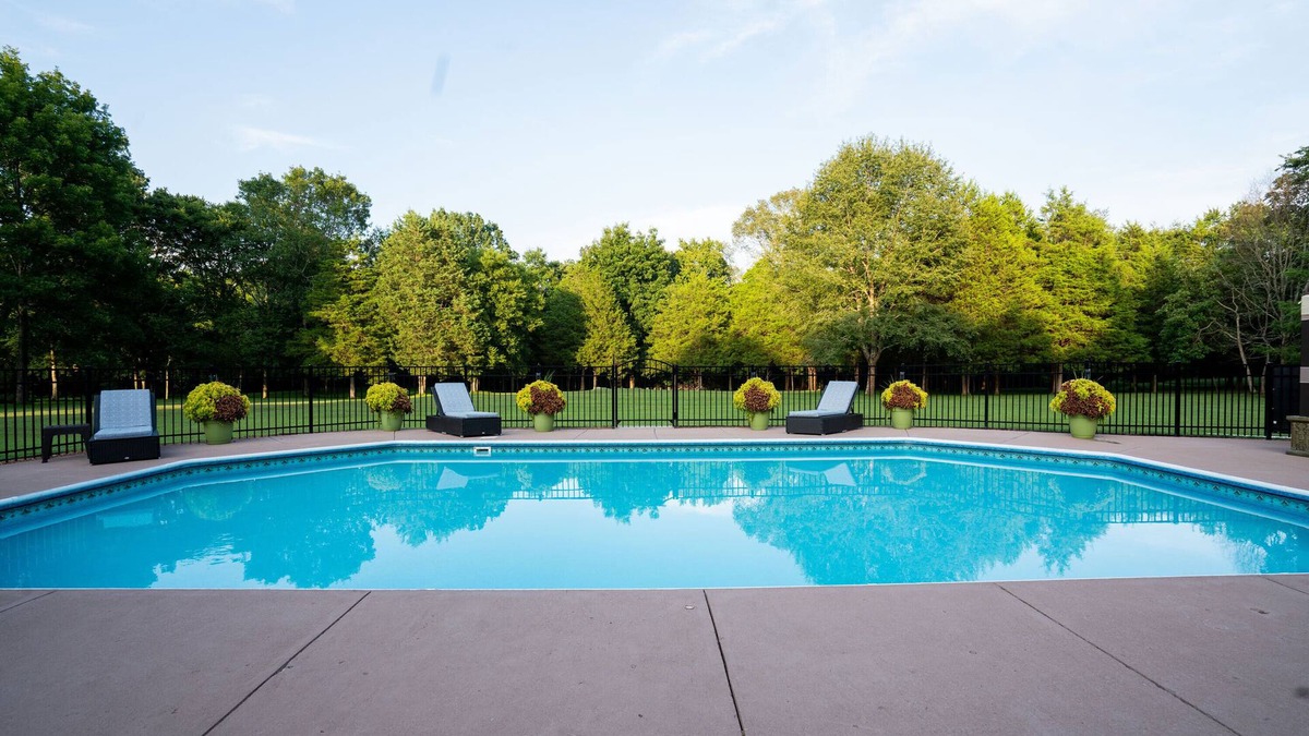 Mount Juliet House | Close to BROADWAY BNA-Gorgeous Home - Idyllic Countryside, Heated Pool & Hot Tub