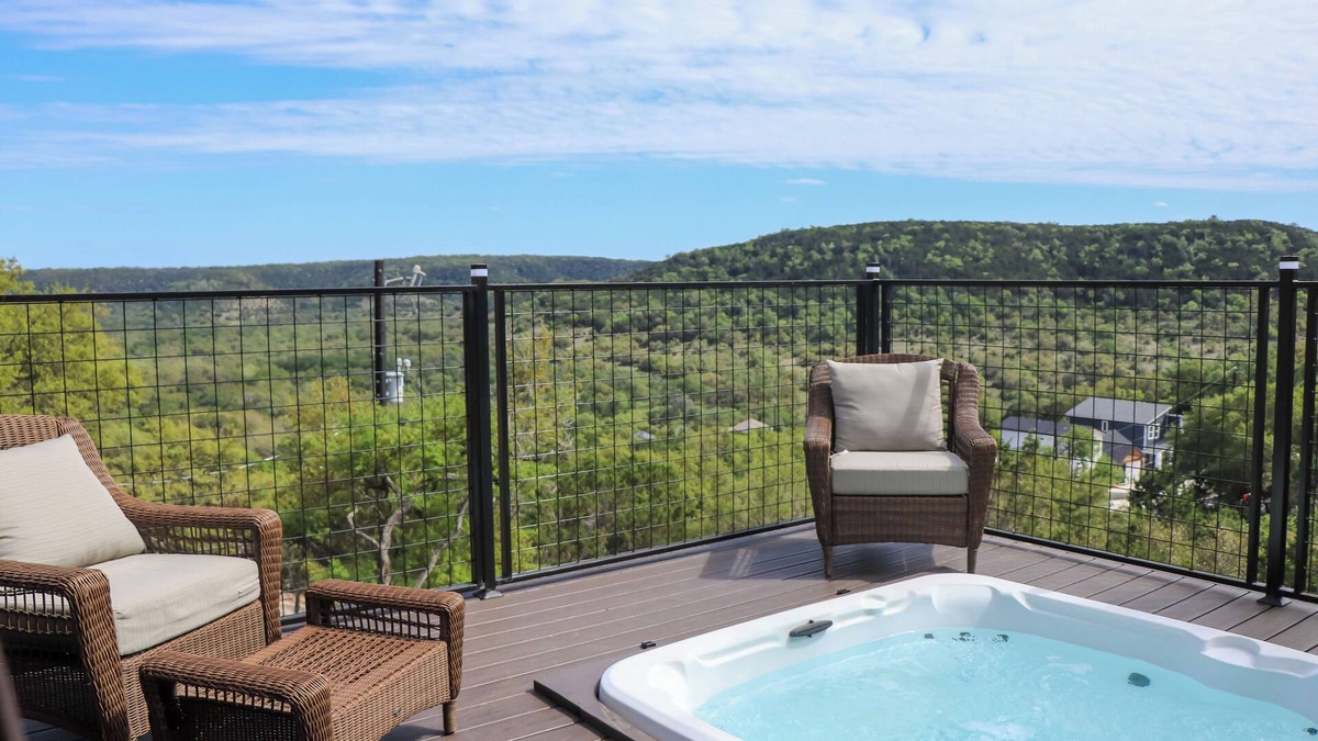Canyon Lake Cabin | Close to Canyon Lake: Cabin - Boat Ramp & Hot Tub