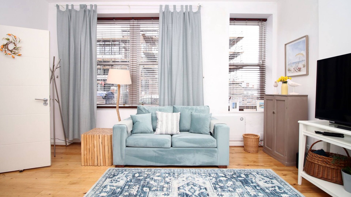 Penarth Apartment | Close to Cardiff 2 bed Spacious Apartment sleeps 8! Walk to the sea!