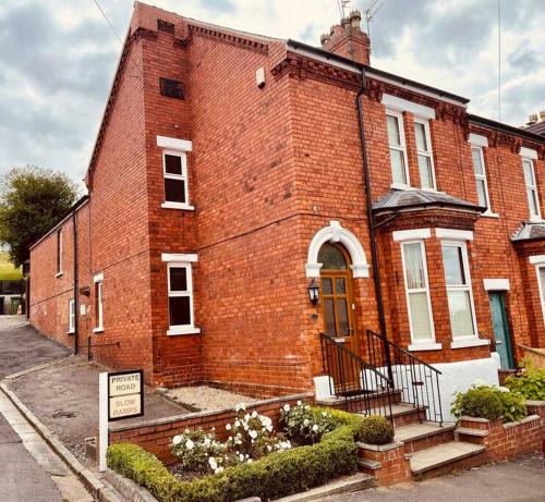 Lincoln House | Close to castle + Parking for 4 Cars
