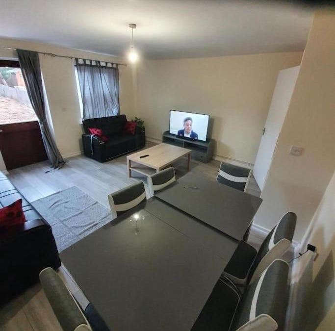 Evelyn House | Close To Central London 4 Bedroom House 7 beds Free Car Parking