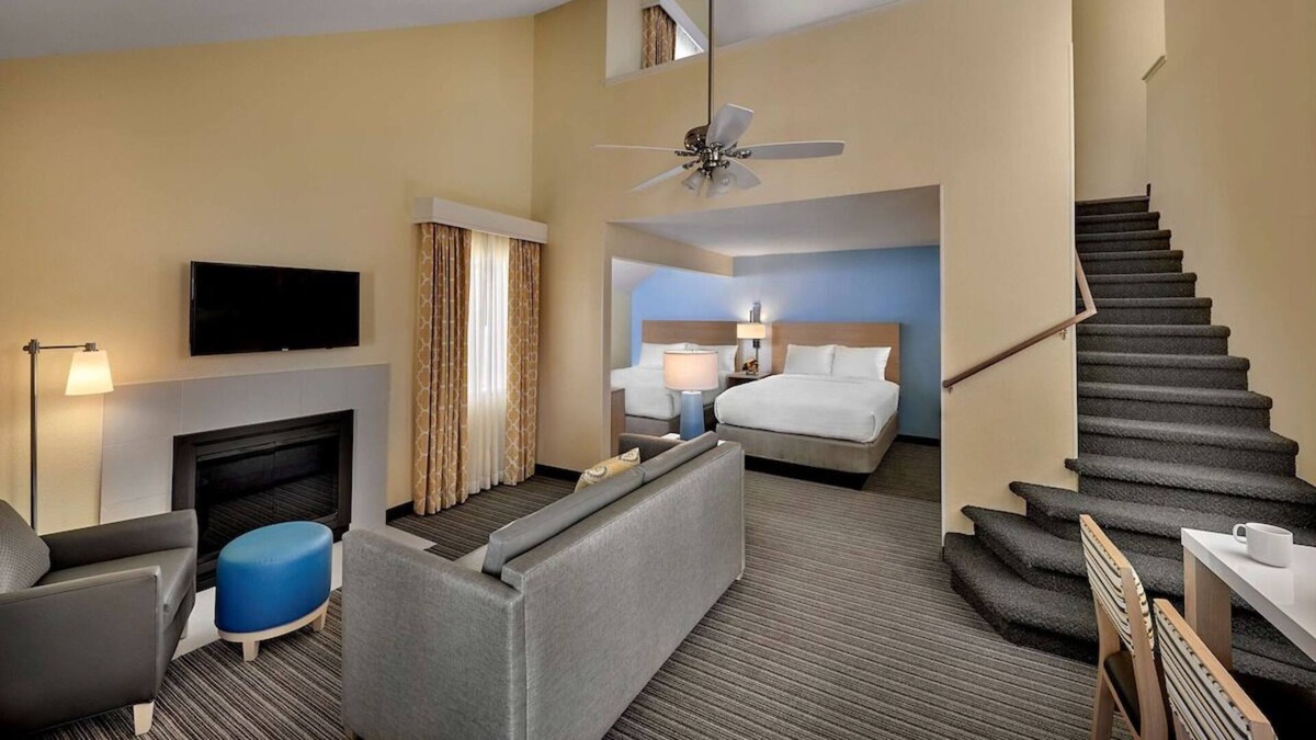 Sharonville House | Close to Chamberlin Park! Swimming Pool, FREE Parking & Breakfast, Full Kitchen!