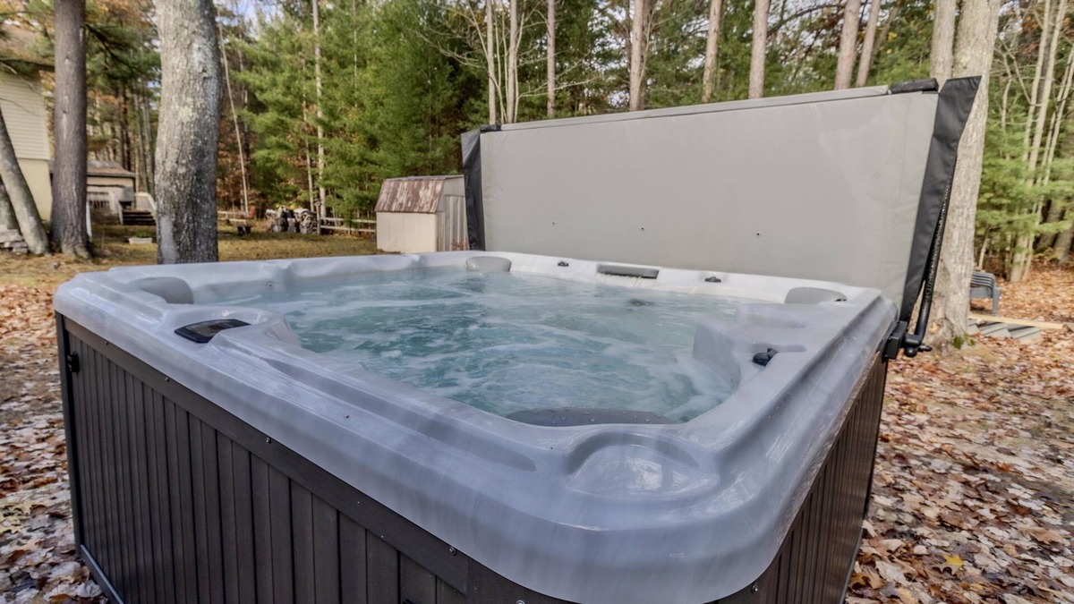 Traverse City House | Close to Downtown with Hot Tub