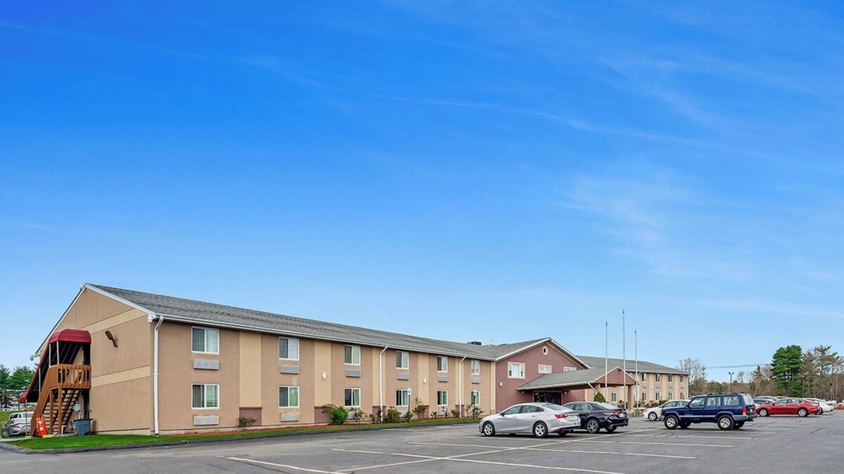 Foxboro House | Close to Gillette Stadium! Unit with FREE Breakfast and FREE Parking!