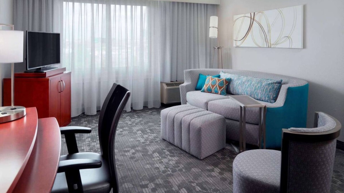 Home Park Hotel | Close to High Museum of Art! Pets Allowed, Swimming Pool, Onsite Parking!