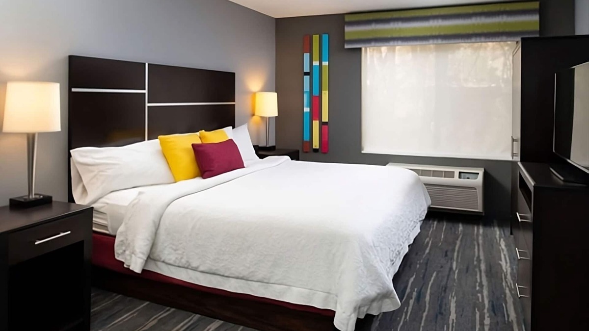 Glenwood Springs Hotel | Close to Hiking Trails and Outdoor Activities! Free Breakfast, Pets Allowed!
