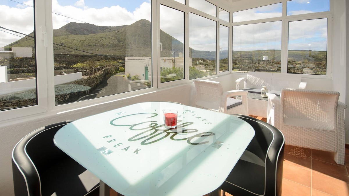 Ye Apartment | Close to Hiking and Beach with Beautiful Winter Garden - Apartment Ye