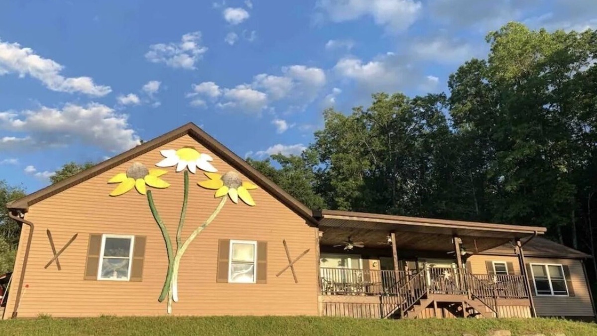 Stone Ridge House | Close to Hiking Trails-Skiing! Located In a quiet Home with Mountain View