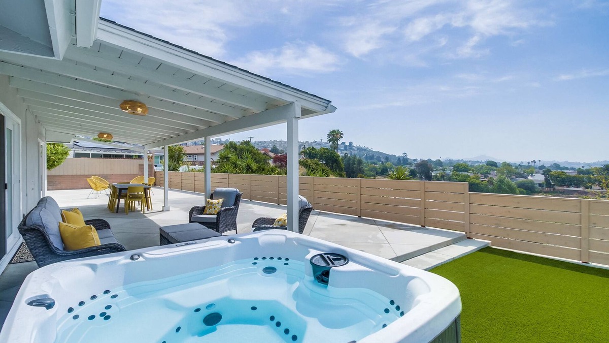 Del Cerro House | Close to it all + putting green, hot tub, fire pit