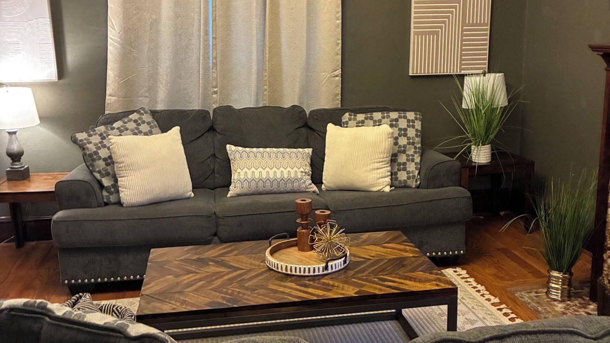 Midtown - Westport House | Close to KU. Great for Families. Restaurants within walking distance. Free WiFi