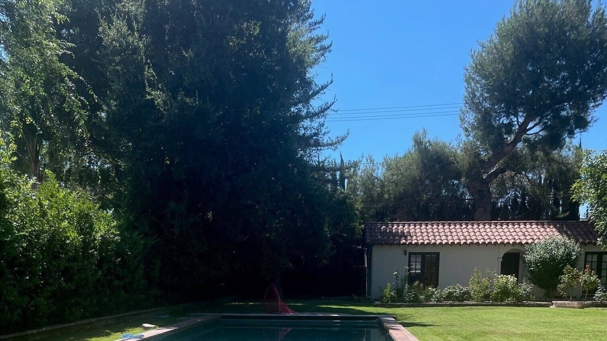 La Canada Flintridge Cottage | close to LCF shopping center. Nestled on park like grounds, large pool and gym.