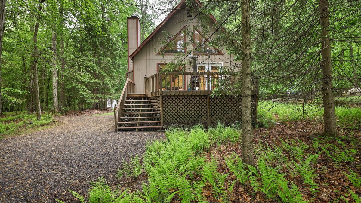 Locust Lake Village Cabin | Close to Lake-Firepit-Hot Tub- Casinos-Fireplace- Kayaks-Bikes