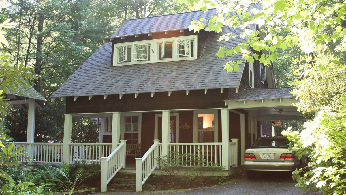 Black Mountain House | Close to Lake Susan & Creek adjoins back yard Stained & painted 2022
