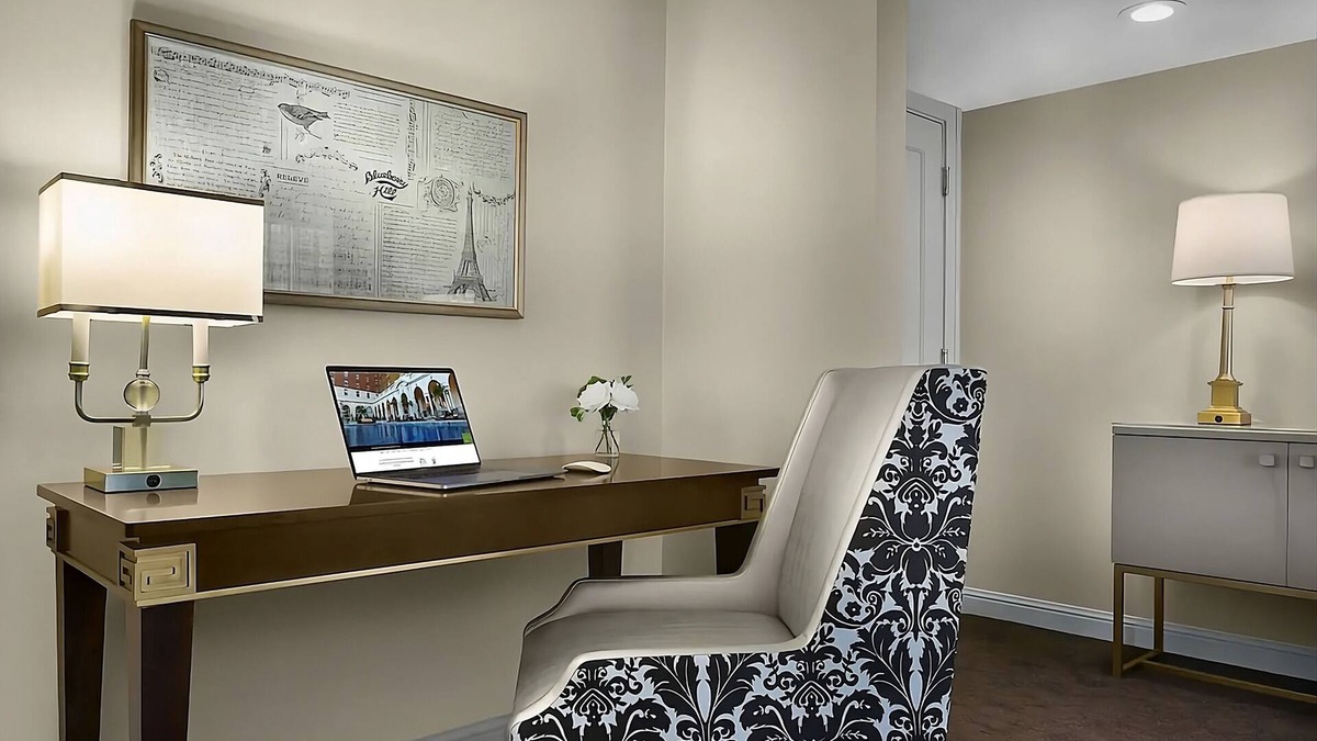 Central West End Hotel | Close to Laumeier Sculpture Park! With Parking, Pool, and Cinema Onsite!