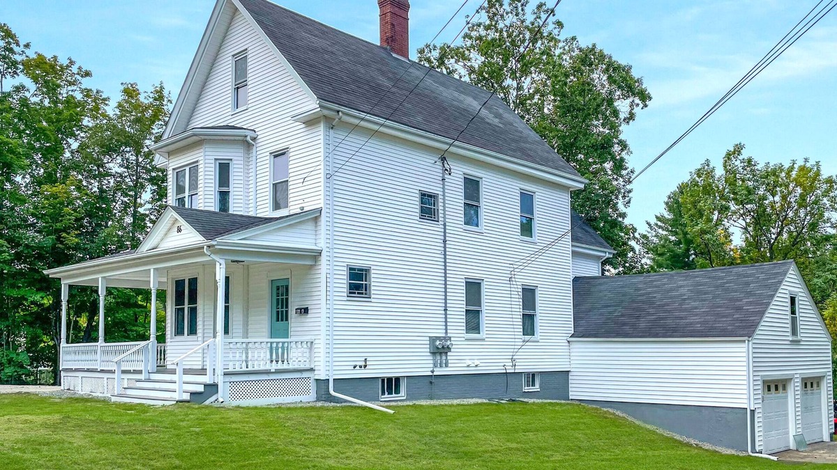 Hampton Apartment | Close to local Beaches and Downtown.