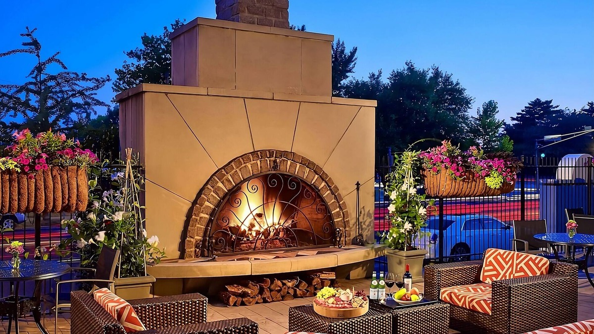 Central West End Apartment | Close to Missouri History Museum! Pets Allowed! Parking, Pool, and Cinema!