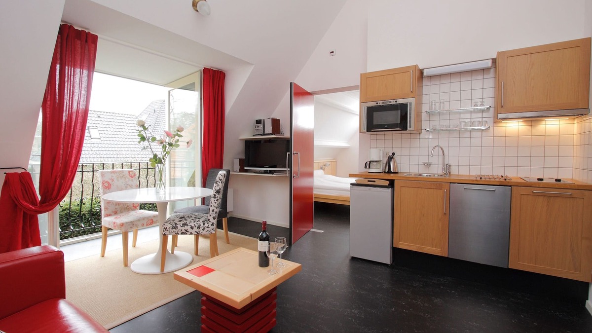 Bergen Apartment | Close to nature & center: 2-room apartment with french balcony