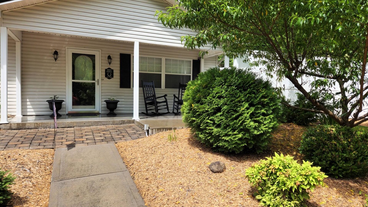 Gatlinburg - Pigeon Forge Cottage | Close to Pigeon Forge*Easy Access Road*Fire Pit Area*Wet Bar