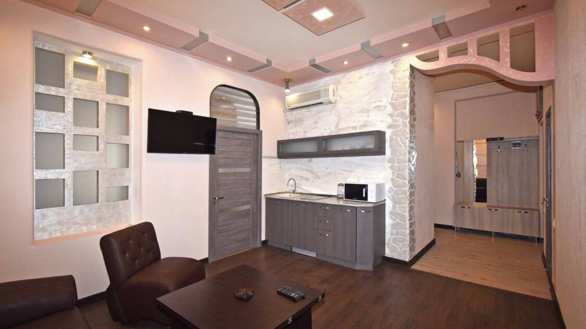 Kentron House | Close to Republic Square,shops,restaurants and cafes