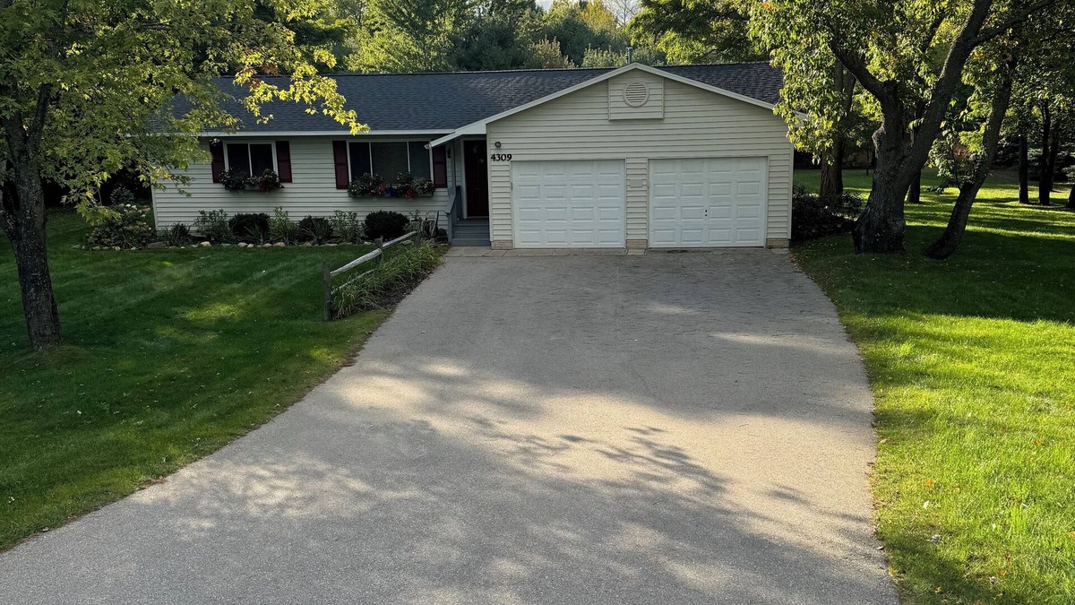 Traverse City House | Close to Sand Dunes, wineries, T.C. 3 minutes from Taylor Park on Long Lake.