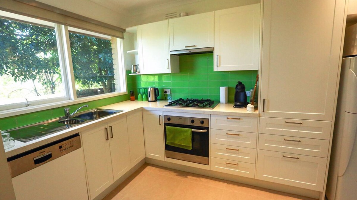 Glen Waverley House | Close to shopping centres, restaurant, freeway to city, and public transport