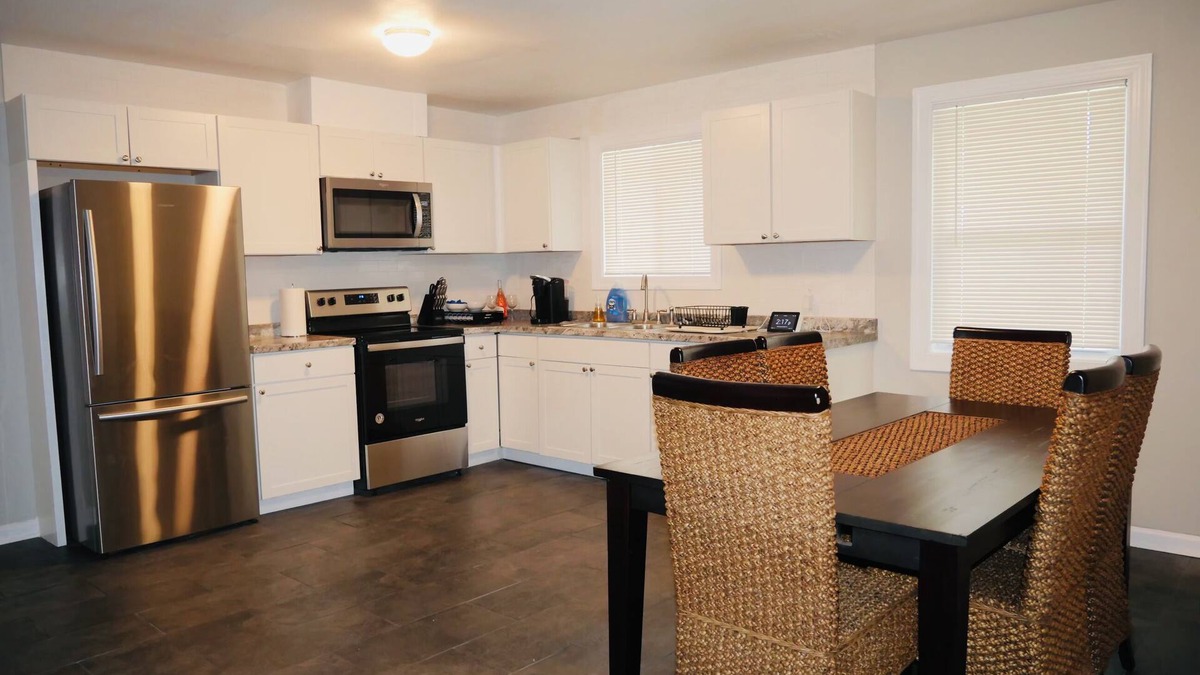 Country Club Estates House | Close to shopping center minutes away from downtown Brunswick as well as beaches