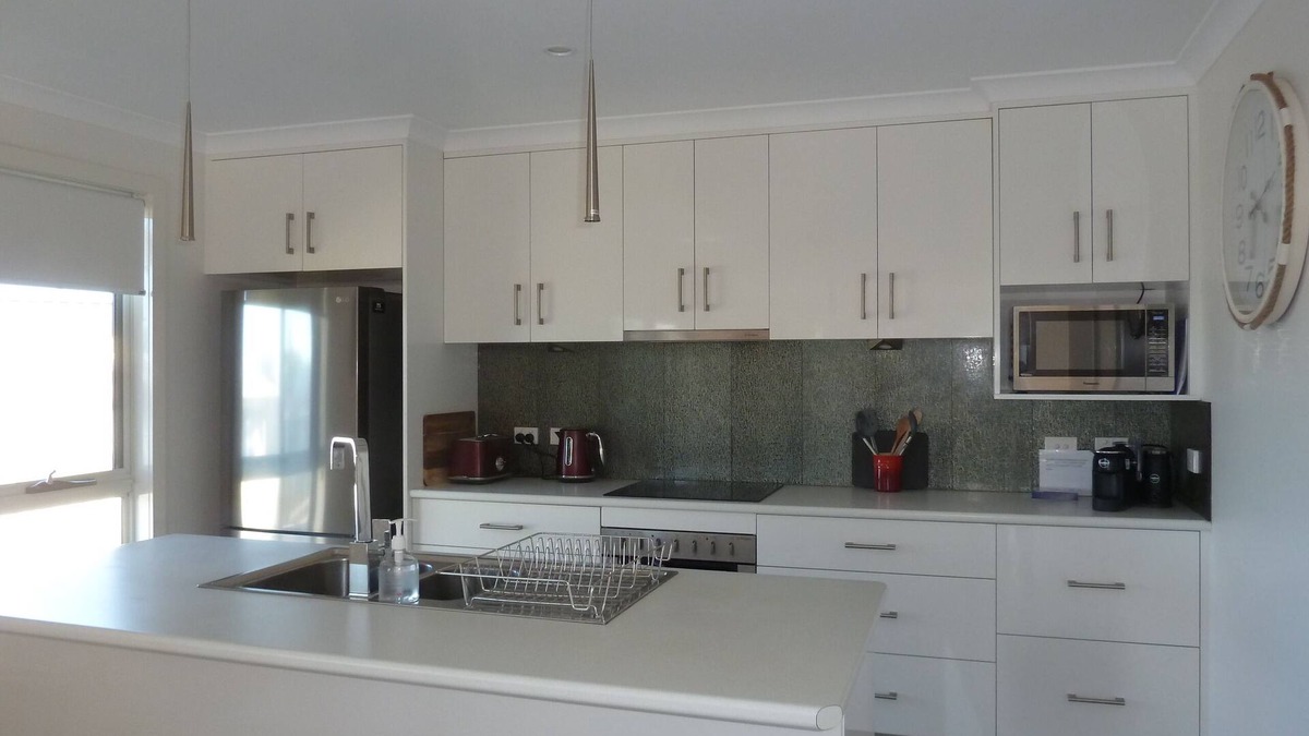 Bridport Villa | Close to shops, beaches, Bridport Distilling Co and eateries