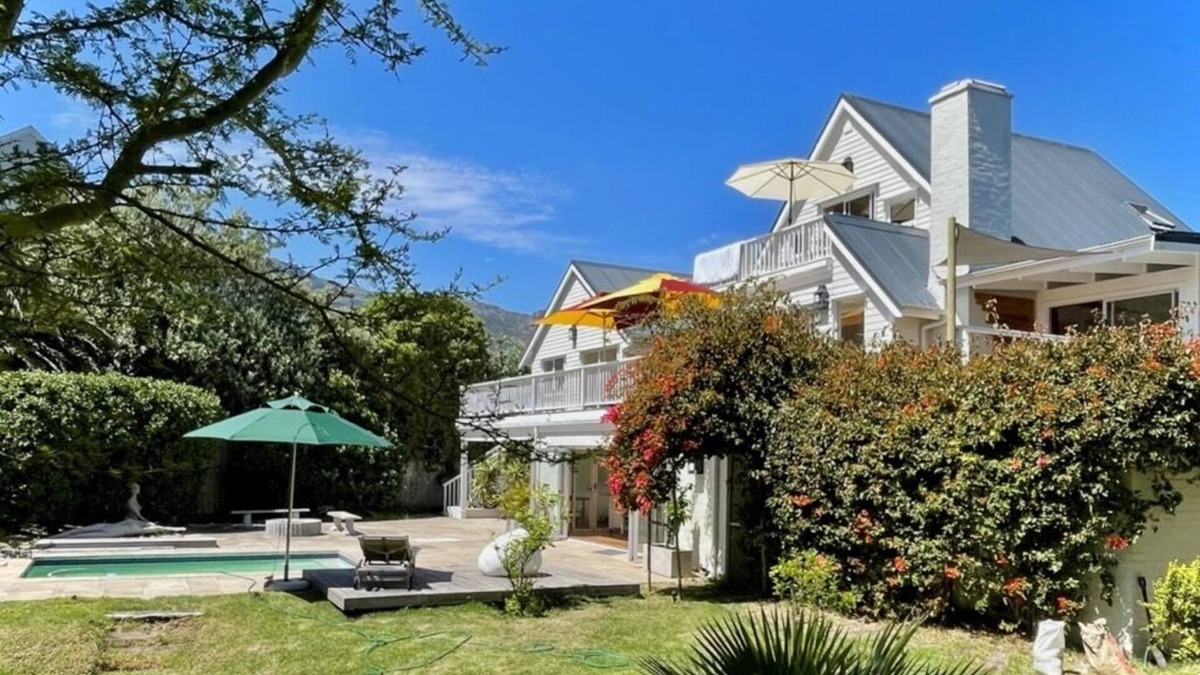 Noordhoek House | Close to the beach at the foot of the most beautiful coastal road, the Chapmanspeak